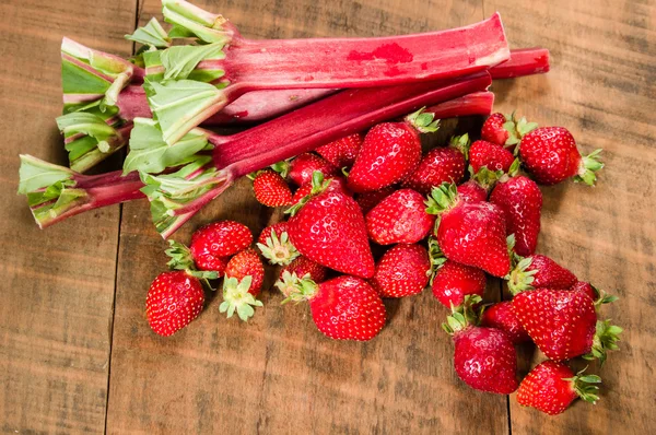 Φράουλες και ραβέντι για ζελέ — Φωτογραφία Αρχείου