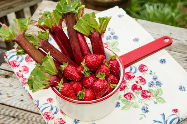 Fraises et rhubarbe dans une poêle blanche — Photo