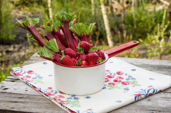 Fresas y ruibarbo en sartén blanca — Foto de Stock