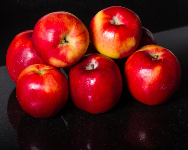 Red apples on kitchen counter — Stock Photo, Image