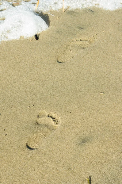 Footsteps on the beach sand — Stock Photo, Image