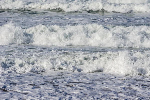 Vågor på stranden på Stilla havet — Stockfoto