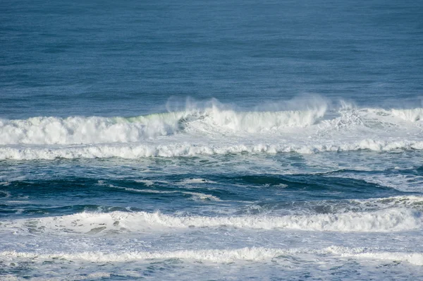 Vinden kastar spray från att bryta vågor — Stockfoto