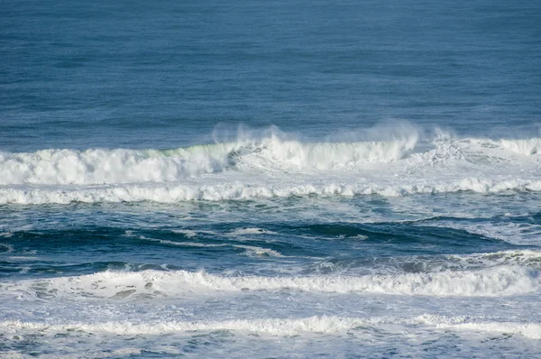 Vento lança spray de ondas quebrando — Fotografia de Stock