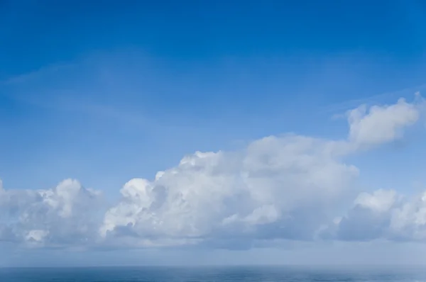 Cielo blu con nuvole bianche — Foto Stock