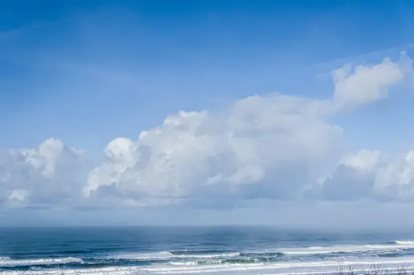 Céu azul com nuvens brancas — Fotografia de Stock