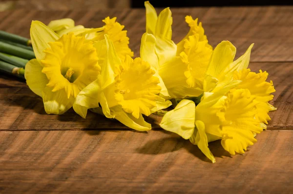 Flores amarelas de narciso na mesa — Fotografia de Stock