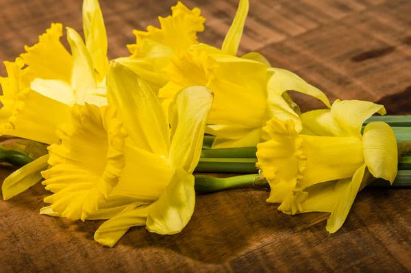 Flores amarelas de narciso na mesa — Fotografia de Stock