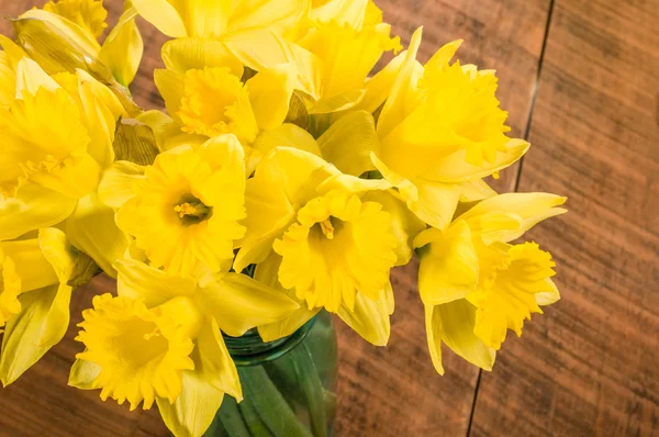 Bouquet of yellow daffodil flowers in a jar — Stock Photo, Image
