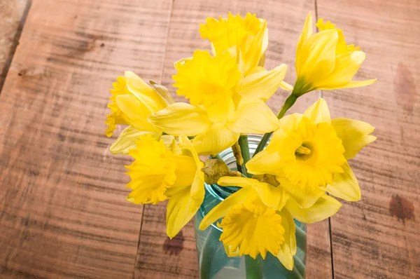 Bouquet of yellow daffodil flowers in a jar — Stock Photo, Image