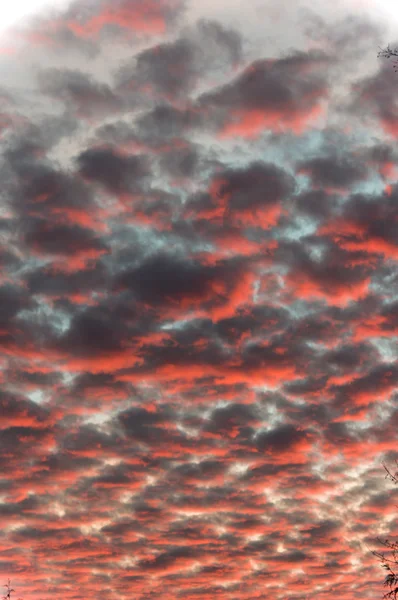 Вертикальное образование красных облаков — стоковое фото