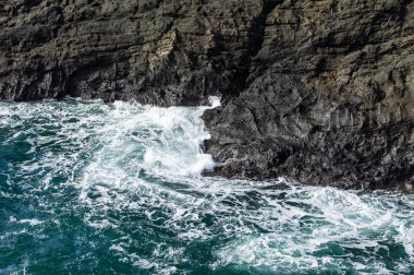 Dönen dalgalar kayalar üzerine çökmesini 