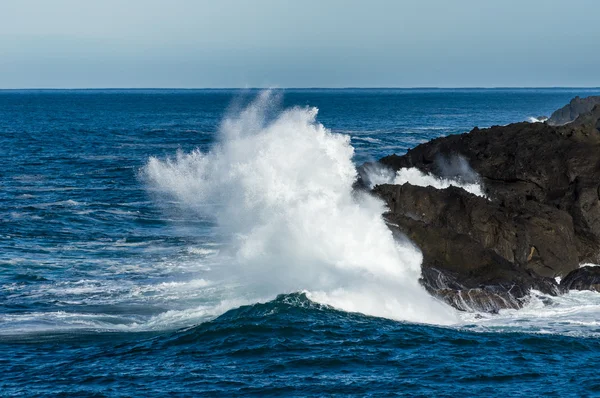 Kayalık kumsalda karaya çökmesini dalga — Stok fotoğraf