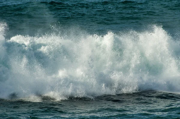 Bílá voda procházet od oceánu vlny — Stock fotografie