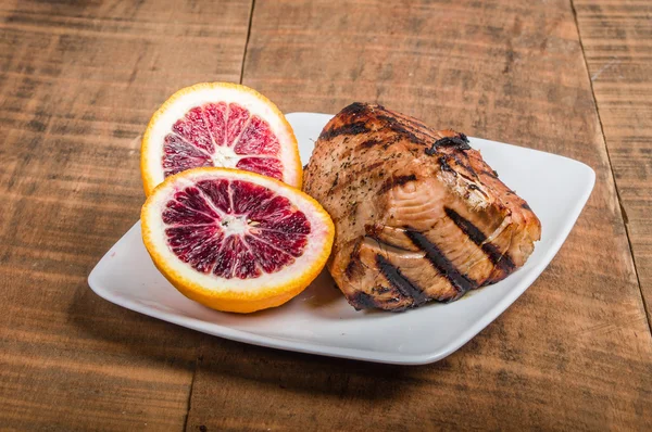 Grillad tonfiskbiff med apelsinsås — Stockfoto