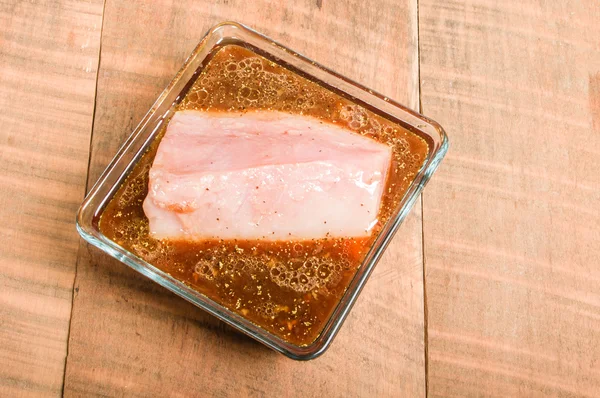 Färsk tonfiskbiff marinering i skål — Stockfoto