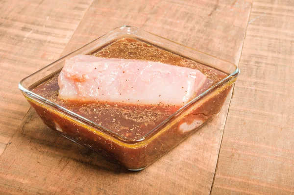 Färsk tonfiskbiff marinering i skål — Stockfoto
