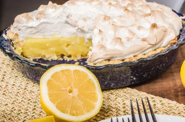 Torta de merengue de limão caseiro com limões — Fotografia de Stock