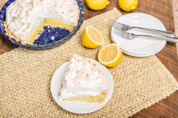 Fatia de torta de merengue de limão — Fotografia de Stock