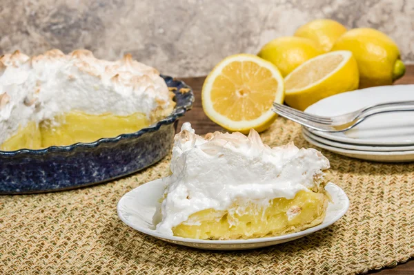 Fetta di torta di meringa al limone — Foto Stock