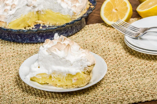 Fatia de torta de merengue de limão — Fotografia de Stock
