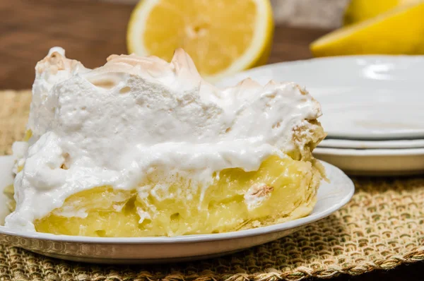 Tranche de tarte au citron meringue — Photo