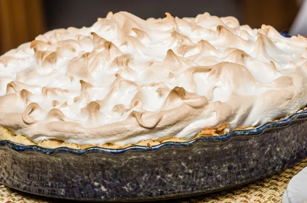 Torta de merengue de limão assada com panela de torta azul — Fotografia de Stock