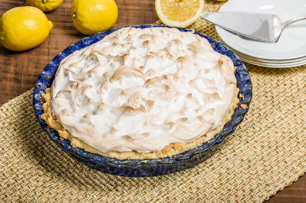 Torta de merengue de limão caseiro com limões — Fotografia de Stock