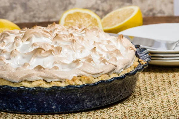 Zelfgemaakte citroen meringue taart met citroenen — Stockfoto