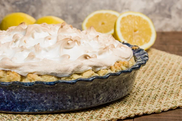 Torta meringa al limone appena sfornata — Foto Stock