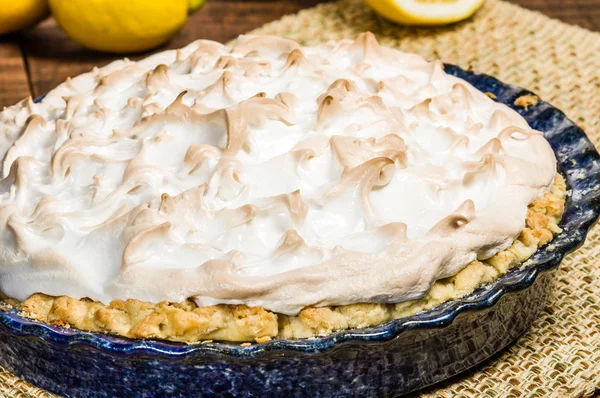 Torta de merengue de limão cozida no forno — Fotografia de Stock