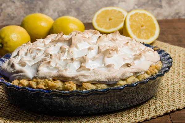 Torta de merengue de limão cozida no forno — Fotografia de Stock