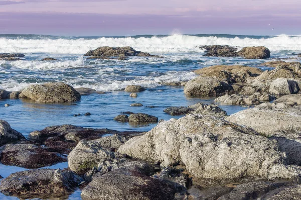 Escena costera con olas y cielo enojado — Foto de Stock