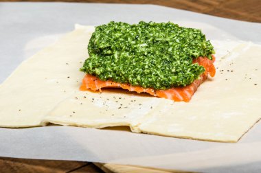 Kale pesto ile Somon fileto