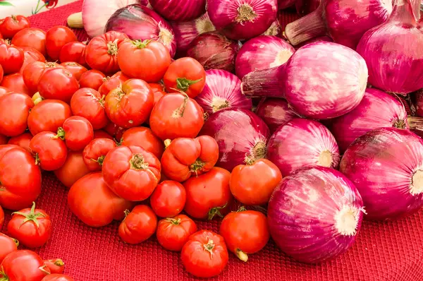 Red onions and tomatoes at the market — Stock Photo, Image