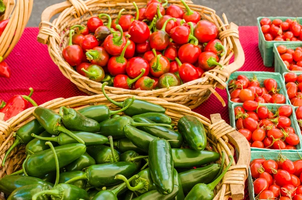 Cestas de pimentos e tomates — Fotografia de Stock