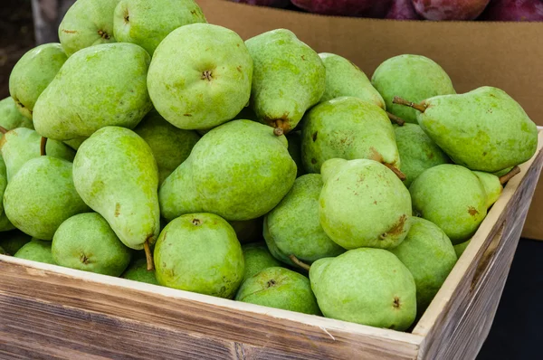 Green bartlett pears for sale at market — Stock Photo, Image