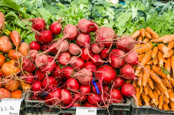 Red beets and carrots at the market — Stock Photo, Image