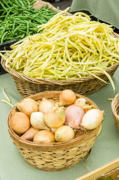 Baskets of onions and beans — Stock Photo, Image