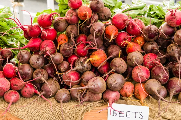 红甜菜的根在市场 — 图库照片