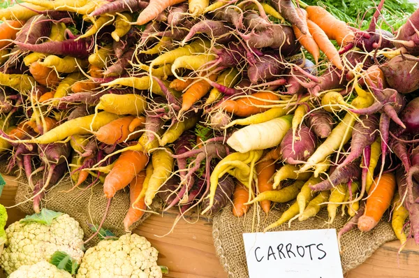 Gelbe und rote Karotten auf dem Markt — Stockfoto