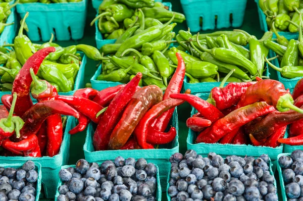 Schachteln mit roter und grüner Paprika — Stockfoto