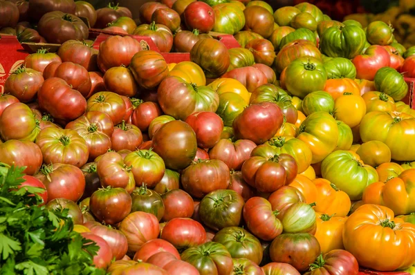 Exposição de tomate herdeiro no mercado — Fotografia de Stock