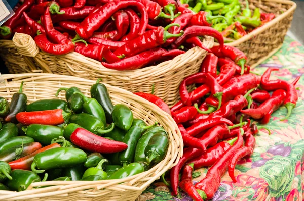 Baskets of red and green hot peppers — Stock Photo, Image