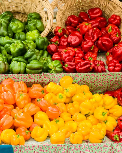 Pimientos anaranjados y amarillos con cestas — Foto de Stock