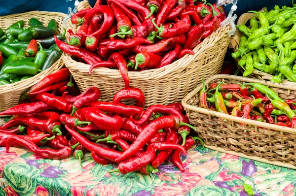 Rode hete pepers in manden — Stockfoto