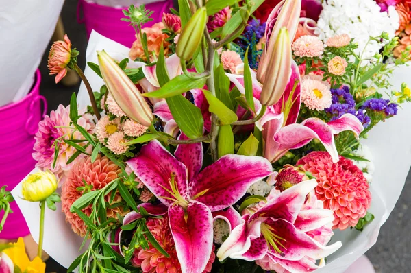 Bouquet di fiori fioriti con dalie e gigli — Foto Stock