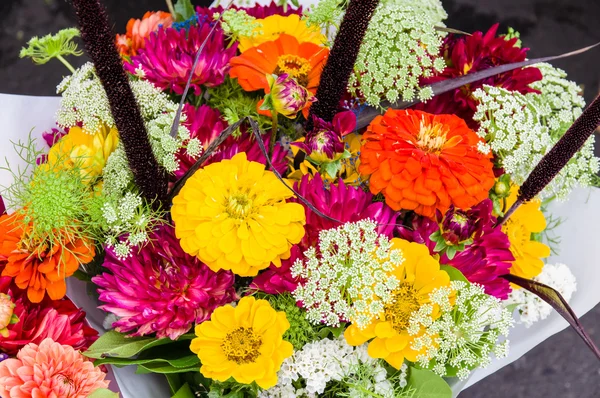 Bouquet di fiori recisi freschi — Foto Stock
