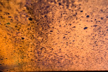 Akan su ve kabarcıklar yansıtan ışık