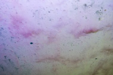 Akan su ve kabarcıklar yansıtan ışık